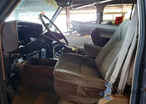 1987 Chevrolet Suburban R20 z USA, uszkodzony, nr VIN 1GCGR26N8HF133214